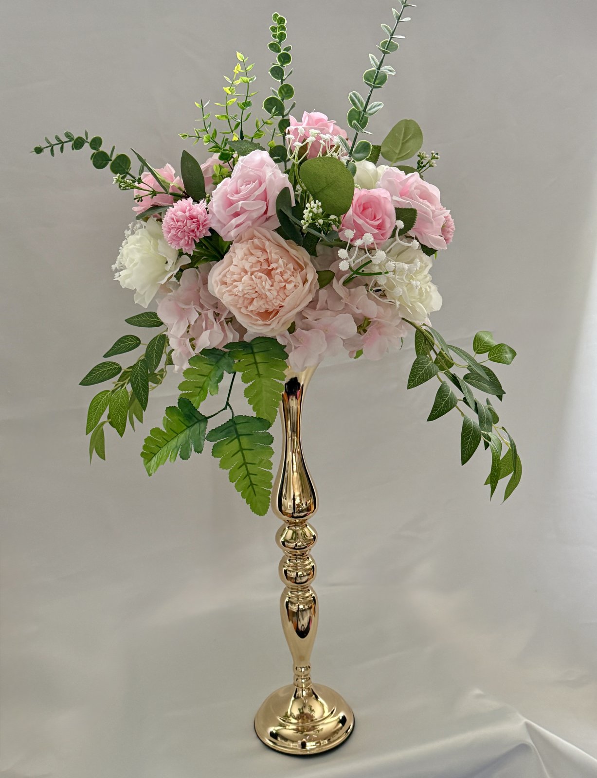 Rosa kukka-asetelma.